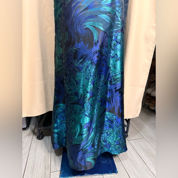 NWT- Adrianna Papell Metallic Gown - Picture 9 of 12